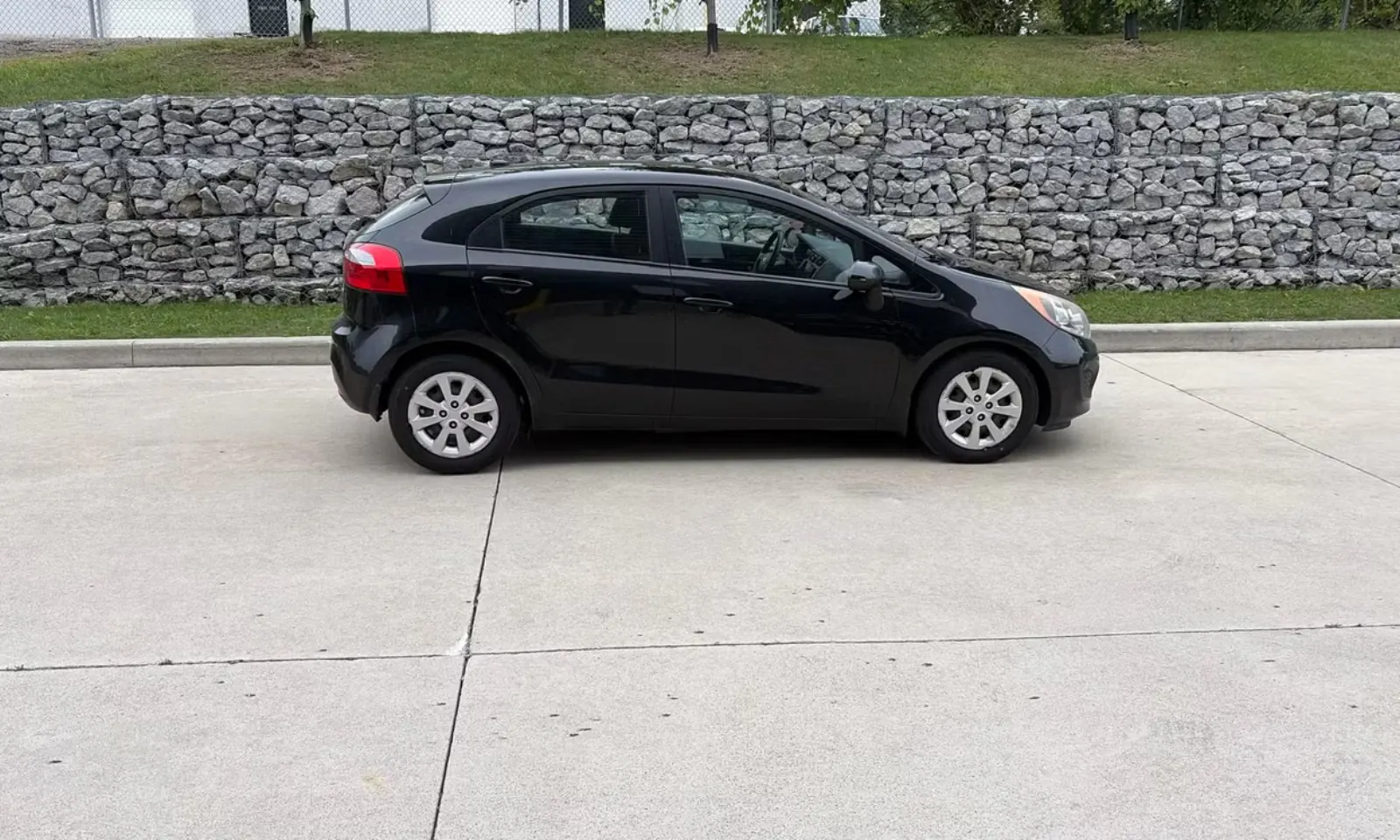 2014 Kia Rio — side profile